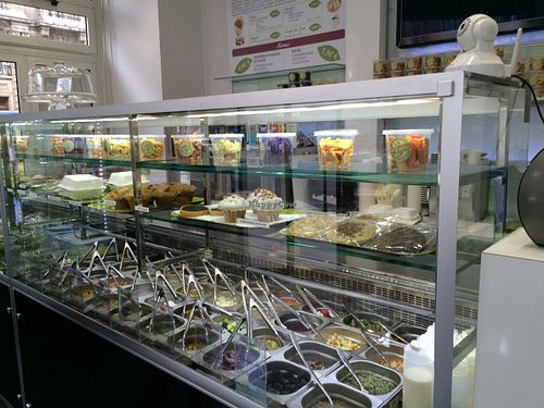 Pasta and salad bar at Vegie Bar in Paris