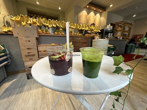 Green Juice, Açai Bowl and counter area    at The Juicery in Berlin