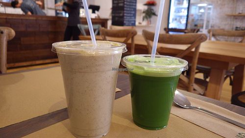 Smoothie and cold press juice at Petit Brot - Cold Press Raw Eco in Barcelona