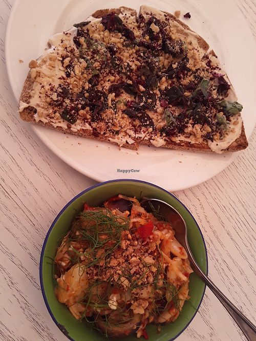 Pomelo salad and hummus on bread at Shams El Balad Cafe in Amman