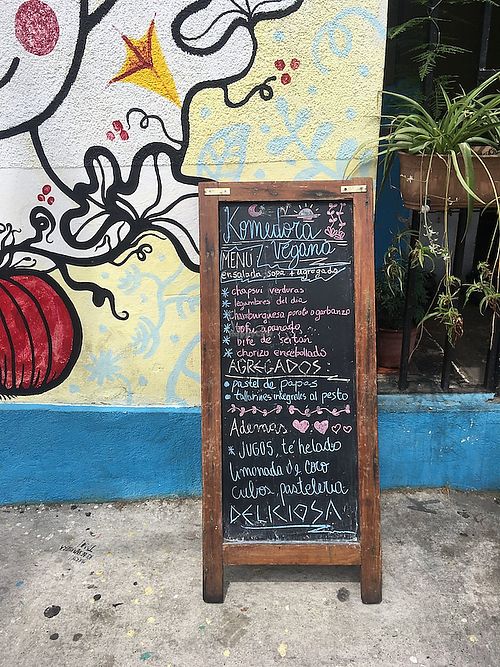 Sign outside at Kome Vegan in Valparaiso