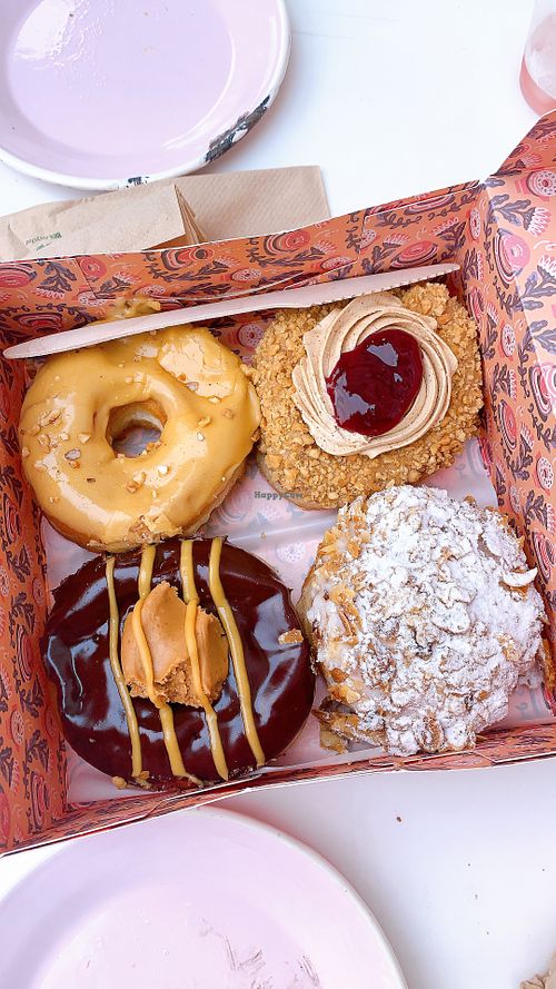 Bienenstich unten rechts war unfassbar gut!!  at Brammibal's Donuts - Maybachufer in Berlin