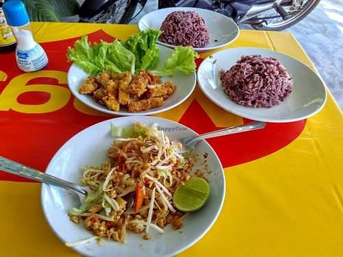 Pad Thai, Soya Chicken and Rice at Sankhongnoi Veggie in Chiang Rai