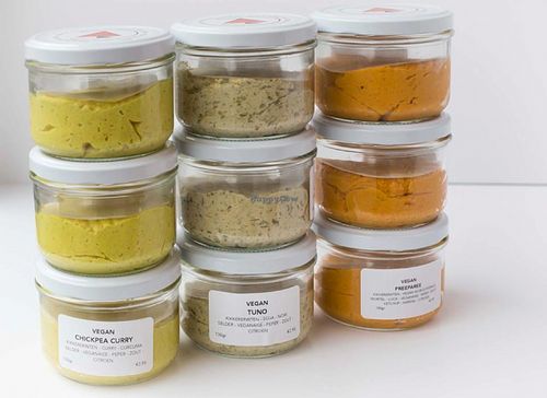 Homemade spreads that you can also buy separately for when you would love some back home. Various options, all vegan and around €3 each. Plenty for some good sandwiches back home. > Photo by Siege Dehing at Carotterie 2000 in Antwerpen