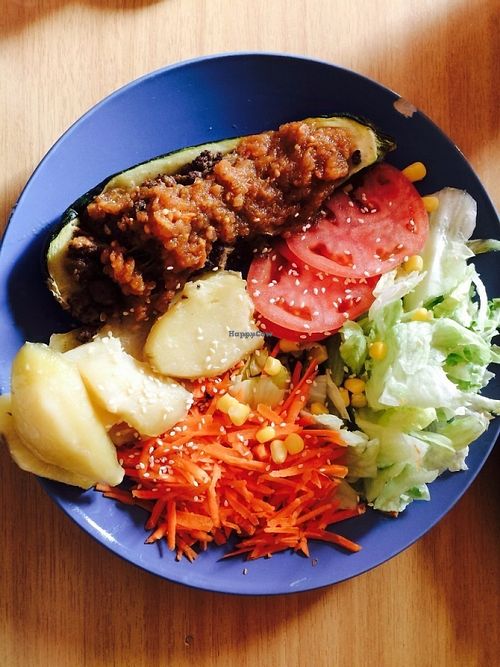 Zapallo Italiano relleno con carne vegetal , papas y ensalada de lechuga con zanahoria y tomate.
 at Polen in La Serena