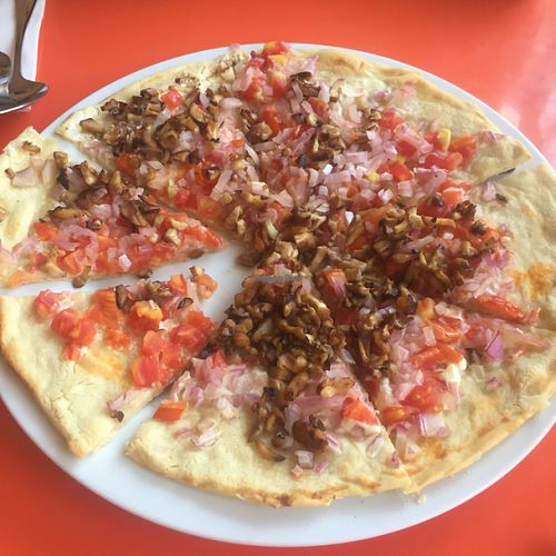 vegan mushroom pizza at Vegan Bueras in Santiago