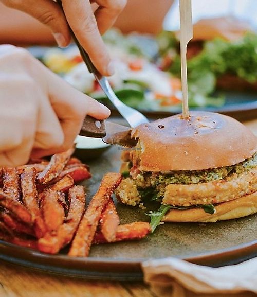 Burger mit veganem Brioche Brötchen, homemade Linsen Pattie, Mandel Rucola Pesto && at Froindlichst - Winterhude in Hamburg