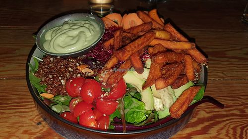 Bowl mit Süßkartoffelpommes 😍 at Froindlichst - Winterhude in Hamburg