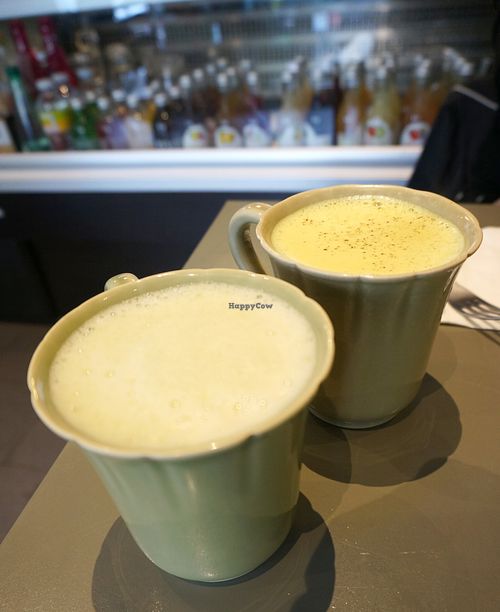 Golden and Matcha Lattes at Against the Grain in Lyon