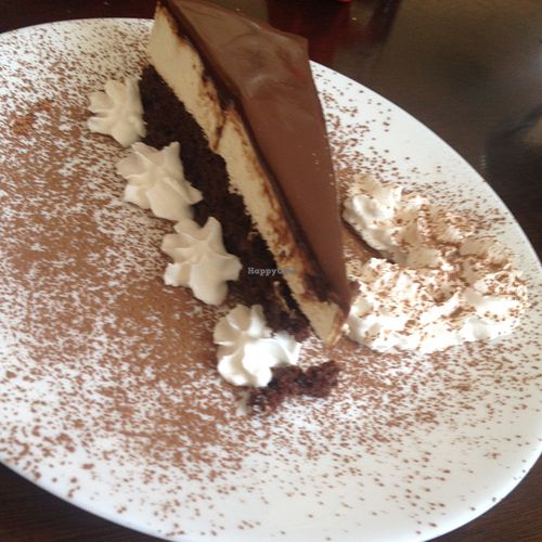 עוגת שלוש שכבות - אלוהית!! (25 שקלים - לדעתי הייתה קטנה מדי) at Ayana in Petach Tikva