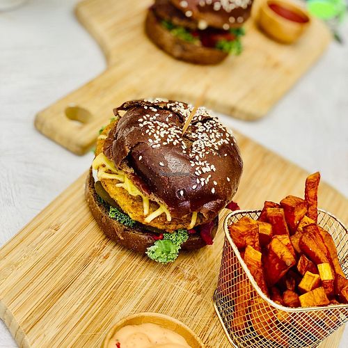 vegan burger at OWL Organic Market in San Pedro De Alcantara