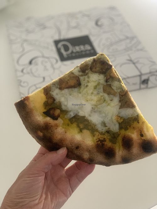 The vegan pesto pizza topped with eggplant/aubergine is incredible💚🌱  at Panificio Astone in Siracusa