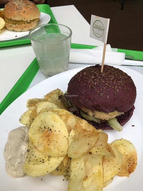 Burger novidade (with pomegranate seeds and quinoa) at Vegana Burgers - Atrium Saldanha in Lisbon