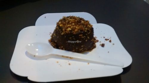Raw vegan brownie at Invita Fresh Food in Toulouse