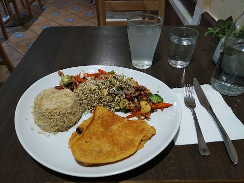 meal of the day featuring a vegan omelette at Invita Fresh Food in Toulouse