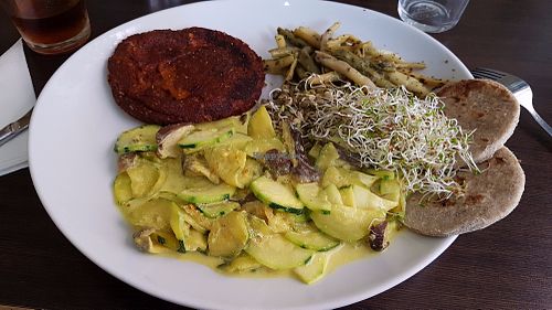 Dish of the day: burger steak, green beans and zucchini at Invita Fresh Food in Toulouse