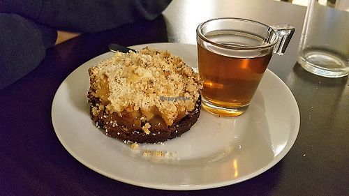 Crumble and tchai at Invita Fresh Food in Toulouse