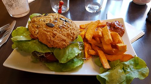 Burger at Invita Fresh Food in Toulouse