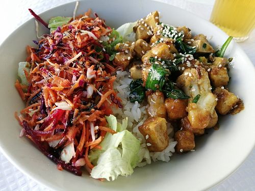 Tofu Bowl mit Salat at Alcachofra Cafe in Faro