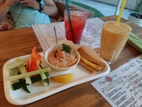 hummus and drinks at Prasad in Yalta