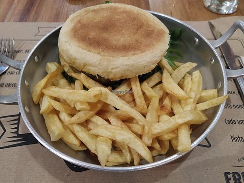 The veggie burger is not vegan unfortunately. They use breadcrumbs with milk on it. at Com Pinta in Ericeira