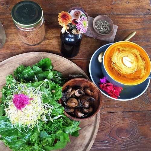 Tumeric cacao latte + 'plant powered' at Pels Supershop in Tibubeneng