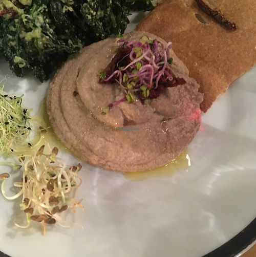 raw chickpea hummus at Ecru in Rome