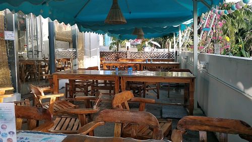 outside eating area at Wu Tai Yun in Sanya