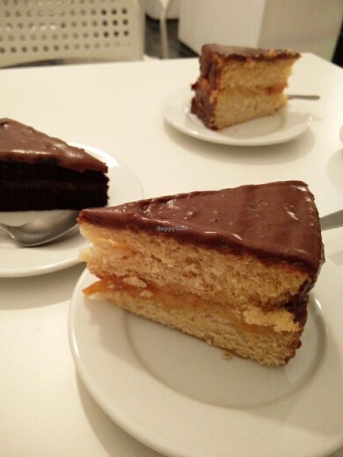 vegan cakes at Cardamomo in Sevilla