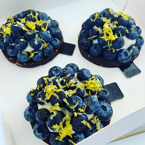 vegan blueberry tarts at Só Cuisine in Saint Jean
