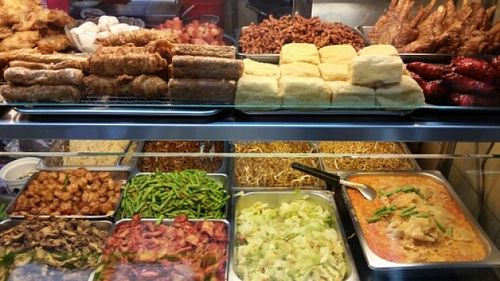 cooked dishes like curry vegetables  at Ginga Vegetarian 银河素食香 - Taman Jurong in West Singapore