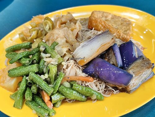 Economic bee hoon with Curry vegetables, long beans and brinjal at Ginga Vegetarian 银河素食香 - Taman Jurong in West Singapore