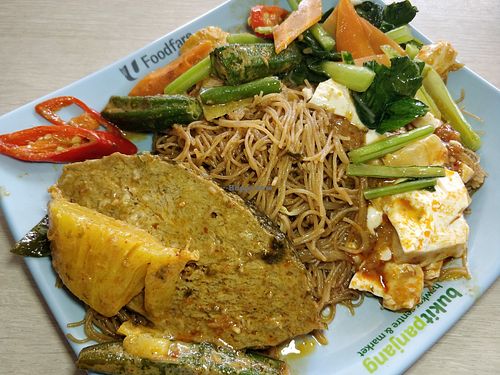 Economic bee hoon with curry mock fish and toufu at Dong Shun Vegetarian 東顺素食 in West Singapore