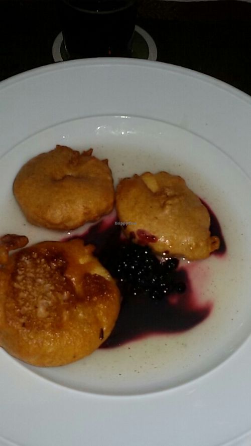 Äpfel in Buchweizenteig mit veganer Vanillesoße und Waldbeeren. at Bio-Wirtshaus Zum Fliegerbauer on Stelzlhof in Passau