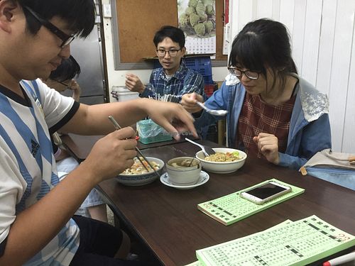 Locals enjoying their food and helping me selecting mine at Xiū Yuán SùShí 修圓素食 Sho Yuan Su Shih in Taipei