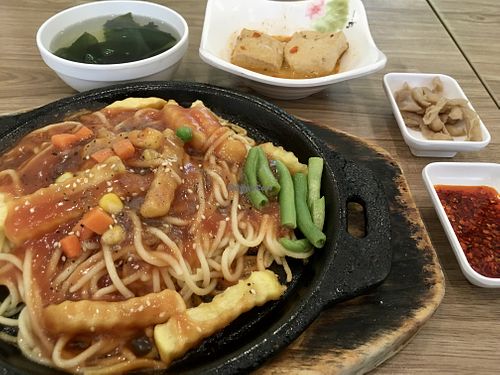 Vegan sizzling pasta plate with stinky tofu as a side and free seaweed soup  at Quán Zhēn SùShí 全真素食 in Taipei