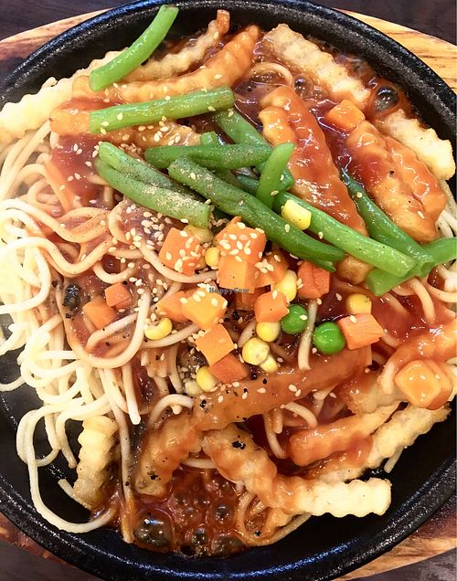 Sizzling plate of spaghetti with tomato sauce and pepper sauce at Quán Zhēn SùShí 全真素食 in Taipei