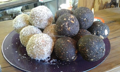 Trufas de Almendras, limón y miel y Cacao, dátiles y salvia. at Curcuma in El Chalten