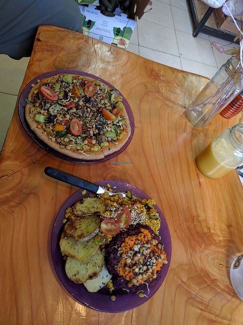 Pizza y Hamburguesa de Aduki, con smoothie de mango, naranja, y pina at Curcuma in El Chalten