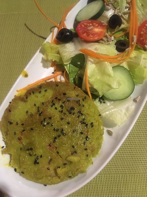 Vegan burger with side salad  at Fior di Cucuzza in Matera