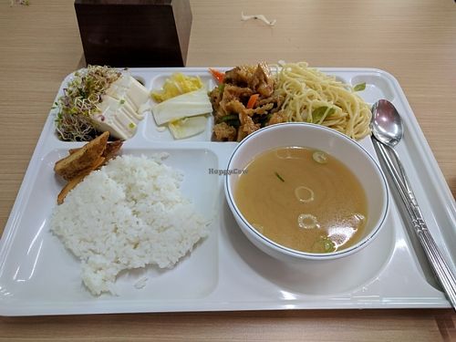 April 25th, 2017 menu. Silken tofu, white kimchi, deep fried mushrooms with sweet sauce, spaghetti aglio e olio , potato wedges, coleslaw, & rice at Seoul National University Vegan Buffet 서울대학교 채식뷔페 in Seoul