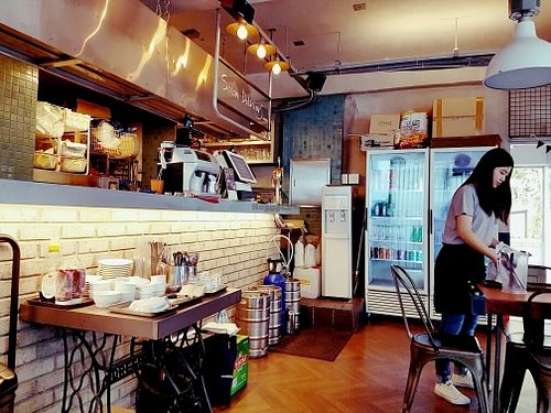 l'interior at Salon Delicious in Seoul