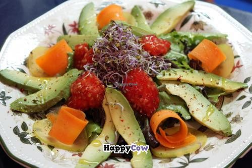 Ensalada de aguacate y germinados. at Hicuri in Granada