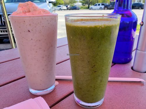 Tropical and green smoothies at Screaming Carrots in Hallandale Beach