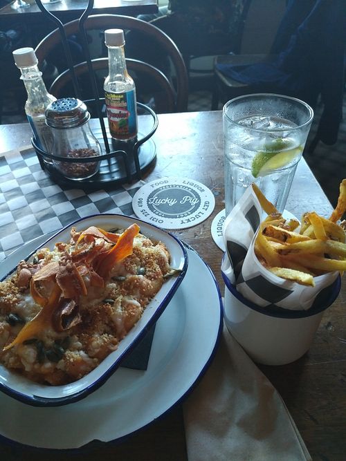 vegan mac'n'cheese, dill fries and gin tonic at Lucky Pig - Paradise Palms in Edinburgh