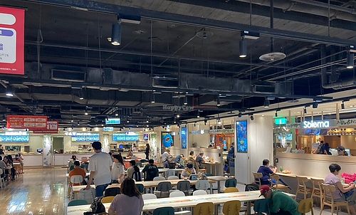 Here is the seating area of the Uni-President/ 統一時代　department store.  at Vege Creek 蔬河 - Breeze - Maybe closed in Taipei