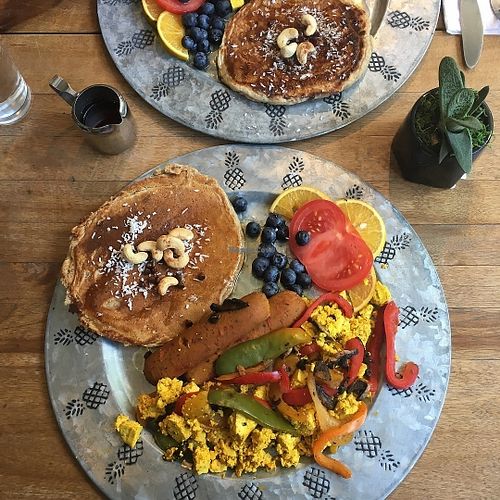 Assiette complète pour le brunch at Espace Végane in Montreal