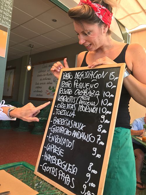 Valentina explica todo con entrega at Samelo Veg in Tenerife