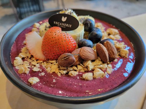 Berry smoothie bowl at Veganerie Concept - Benjasiri Park in Bangkok