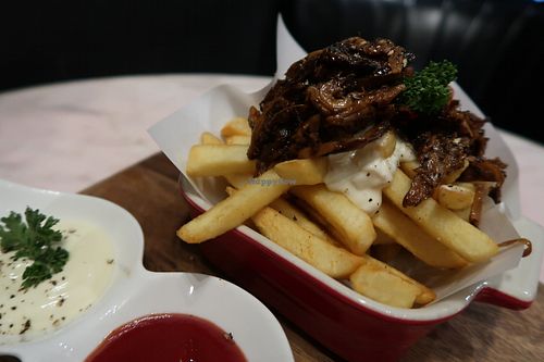 Fries with ppq pulled 'pork' (the mushrooms are delicious!) at Veganerie Concept - Benjasiri Park in Bangkok
